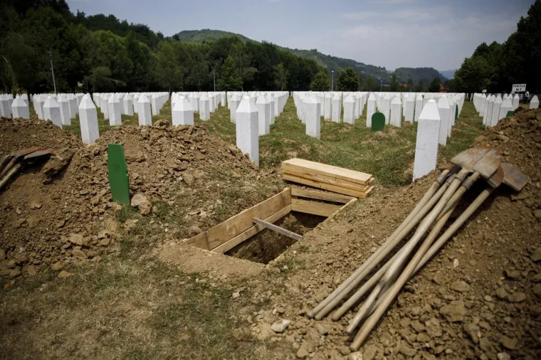 U BiH ispraćeni posmrtni ostaci 19 žrtava genocida u Srebrenici: 'Dok je svijeta i vijeka odavat ćemo po&scaron;tovanje'