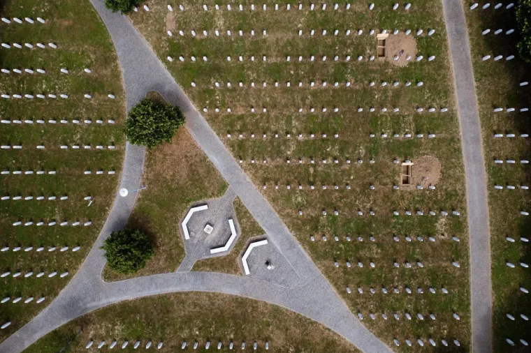 U BiH ispraćeni posmrtni ostaci 19 žrtava genocida u Srebrenici: 'Dok je svijeta i vijeka odavat ćemo po&scaron;tovanje'