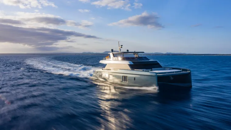 Jahta ima garažu za jet-ski, spa bazen i bar na palubi koja se može modficirati