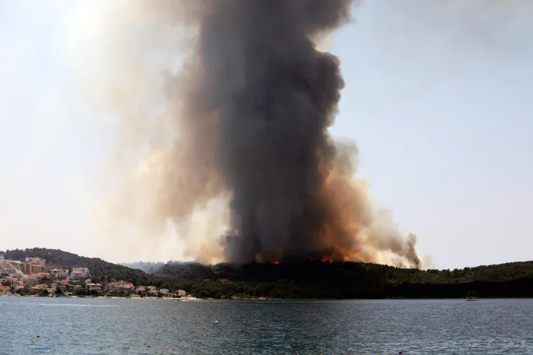 Drama na Čiovu! Gori na vi&scaron;e mjesta, otok je u gustom, crnom dimu: Miris paljevine stigao do Ka&scaron;tela