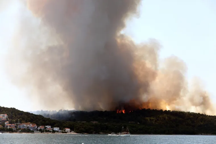 Drama na Čiovu! Gori na vi&scaron;e mjesta, otok je u gustom, crnom dimu: Miris paljevine stigao do Ka&scaron;tela