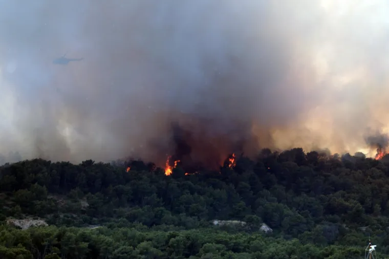 Drama na Čiovu! Gori na vi&scaron;e mjesta, otok je u gustom, crnom dimu: Miris paljevine stigao do Ka&scaron;tela
