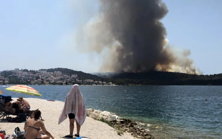 Drama na Čiovu! Gori na vi&scaron;e mjesta, otok je u gustom, crnom dimu: Miris paljevine stigao do Ka&scaron;tela