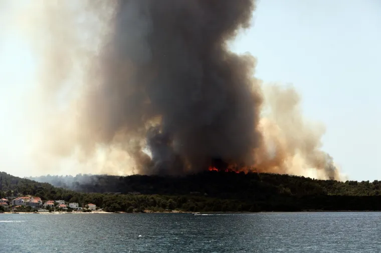 Drama na Čiovu! Gori na vi&scaron;e mjesta, otok je u gustom, crnom dimu: Miris paljevine stigao do Ka&scaron;tela
