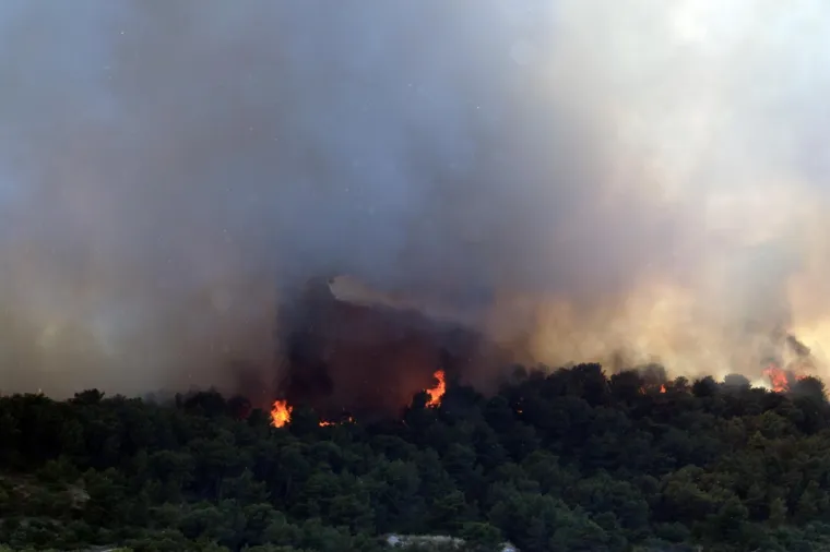 Drama na Čiovu! Gori na vi&scaron;e mjesta, otok je u gustom, crnom dimu: Miris paljevine stigao do Ka&scaron;tela
