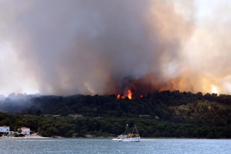 Drama na Čiovu! Gori na vi&scaron;e mjesta, otok je u gustom, crnom dimu: Miris paljevine stigao do Ka&scaron;tela