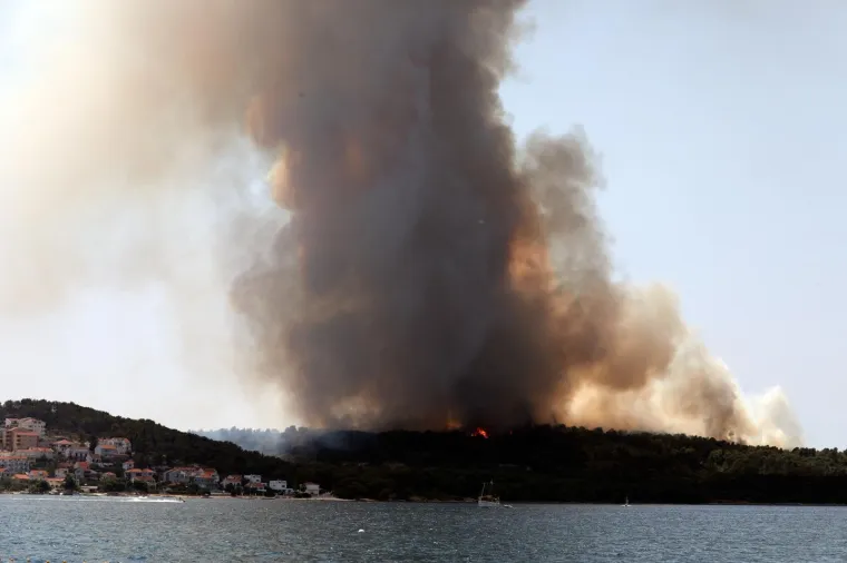 Drama na Čiovu! Gori na vi&scaron;e mjesta, otok je u gustom, crnom dimu: Miris paljevine stigao do Ka&scaron;tela