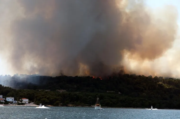 Drama na Čiovu! Gori na vi&scaron;e mjesta, otok je u gustom, crnom dimu: Miris paljevine stigao do Ka&scaron;tela