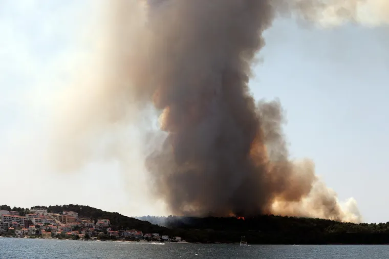 Drama na Čiovu! Gori na vi&scaron;e mjesta, otok je u gustom, crnom dimu: Miris paljevine stigao do Ka&scaron;tela