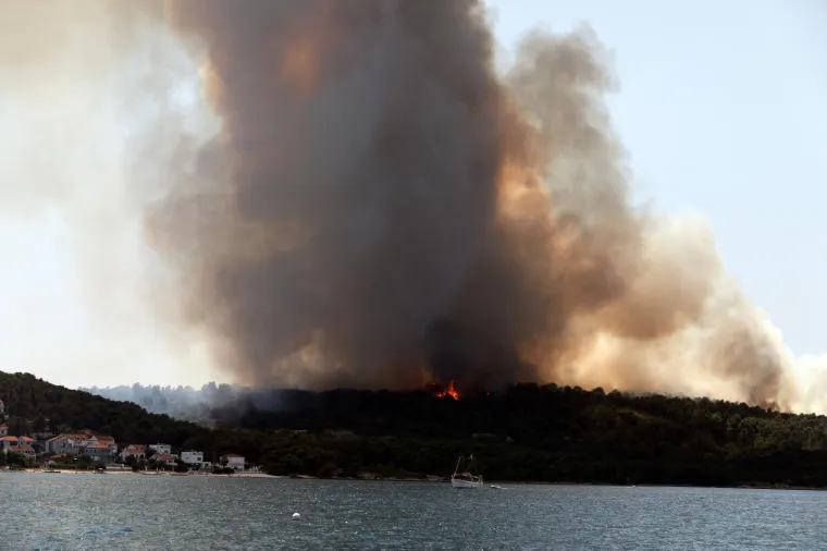 Drama na Čiovu! Gori na vi&scaron;e mjesta, otok je u gustom, crnom dimu: Miris paljevine stigao do Ka&scaron;tela