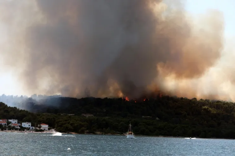 Drama na Čiovu! Gori na vi&scaron;e mjesta, otok je u gustom, crnom dimu: Miris paljevine stigao do Ka&scaron;tela
