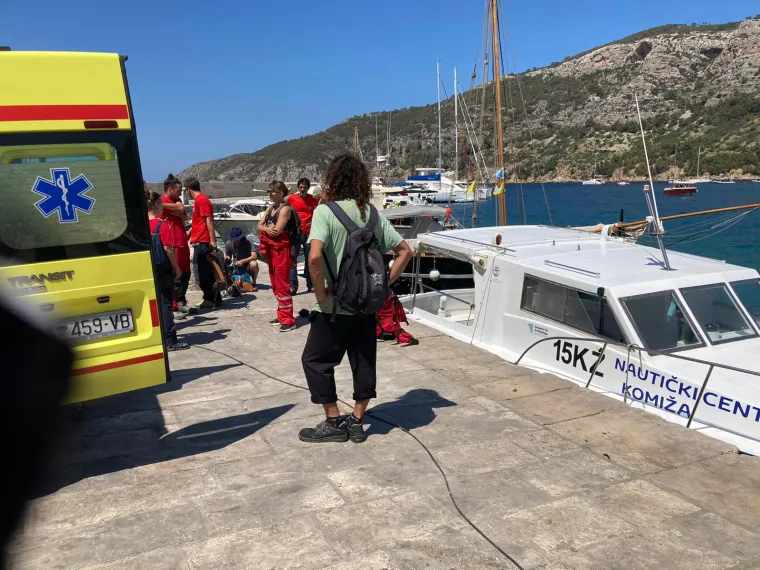 Brza intervencija HGSS-a spasila ženu koja je pala nakon što joj se pod nogama odronio dio staze