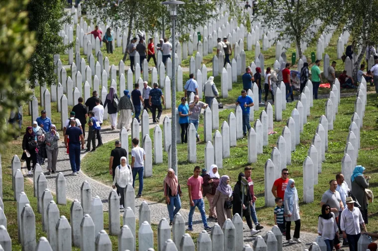 Srebrenica plače: Na komemoraciji pokop 19 žrtava - najmlađi, Fikret i Azmir imali su 16 i 17 godina, a Zilha 24