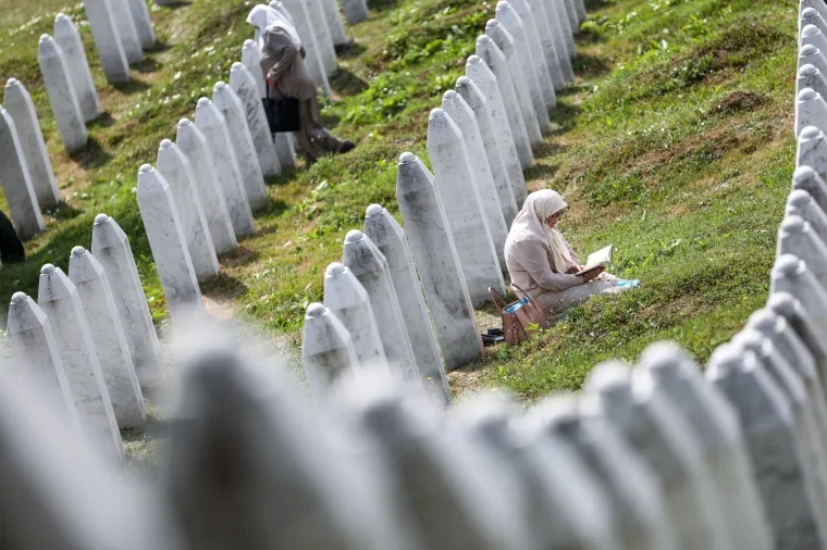 Srebrenica plače: Na komemoraciji pokop 19 žrtava - najmlađi, Fikret i Azmir imali su 16 i 17 godina, a Zilha 24