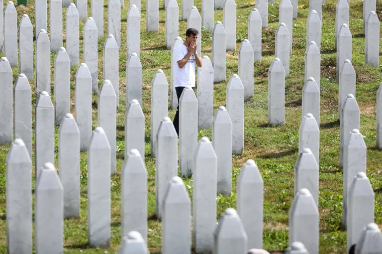 Srebrenica plače: Na komemoraciji pokop 19 žrtava - najmlađi, Fikret i Azmir imali su 16 i 17 godina, a Zilha 24