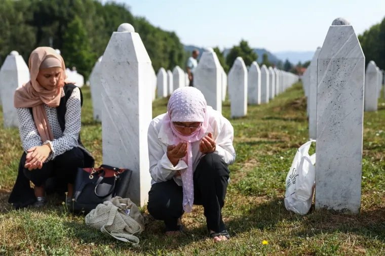 Srebrenica plače: Na komemoraciji pokop 19 žrtava - najmlađi, Fikret i Azmir imali su 16 i 17 godina, a Zilha 24