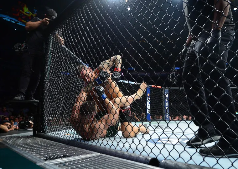 Conorova zadnja, stajaća noga, jednostavno se izokrenula