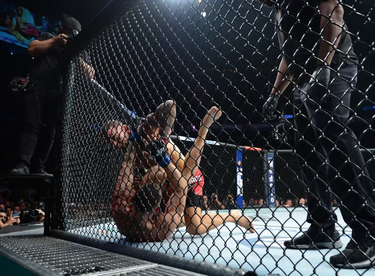 Conorova zadnja, stajaća noga, jednostavno se izokrenula