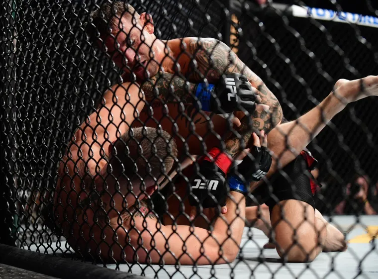 Conorova zadnja, stajaća noga, jednostavno se izokrenula