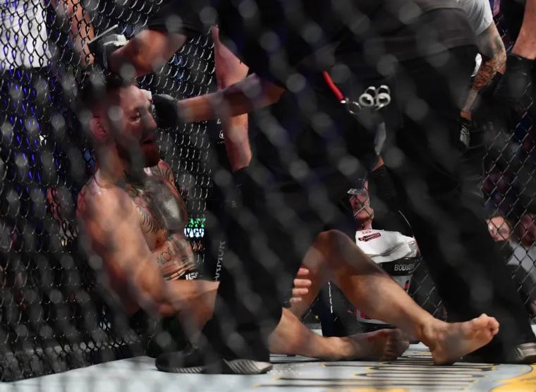 Conorova zadnja, stajaća noga, jednostavno se izokrenula