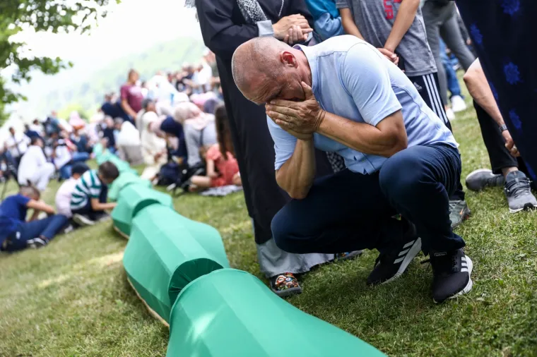 Suze i molitva u Potočarima: Obitelji ubijenih prisjećaju se svojih najmilijih