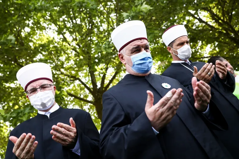 Suze i molitva u Potočarima: Obitelji ubijenih prisjećaju se svojih najmilijih