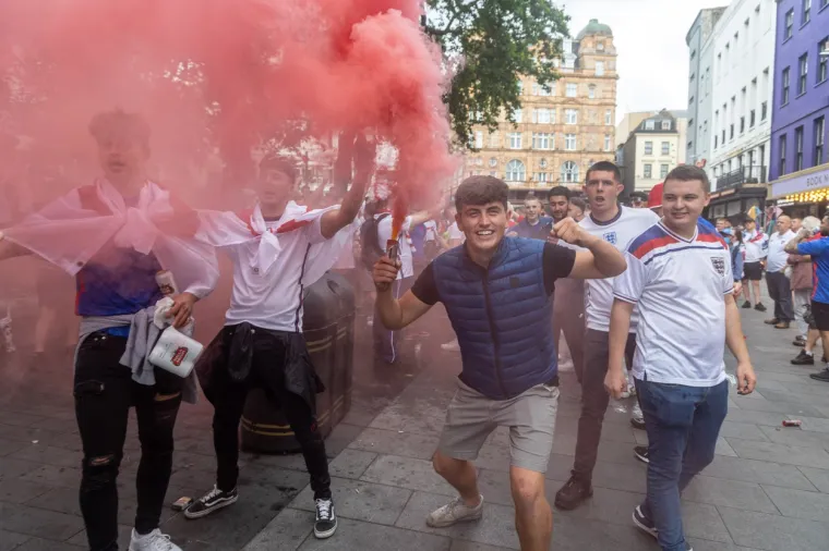Pale se baklje, ispijaju velike količine piva i pjevaju navijačke pjesme.