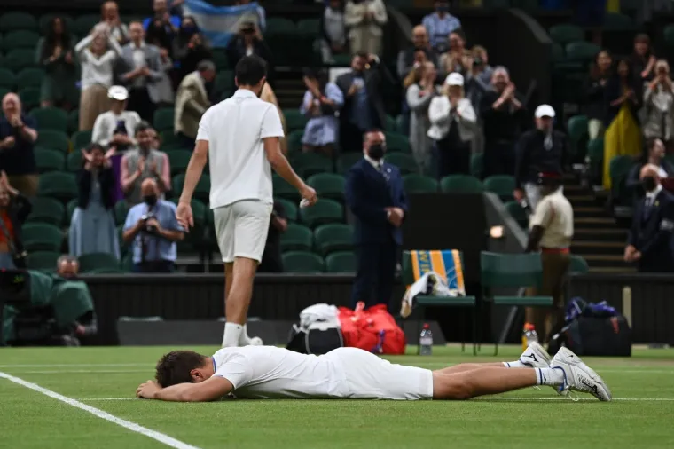Mektić i Pavić dva su puta u četvrtom setu prijetili oduzimanjem servisa Zeballosu, prvi put kod vodstva 3-2 kada su imali 15-40 no Argentinac je prvo odlično servirao da bi zatim odigrao i nevjerojatan volej. Kod prednosti hrvatskog para 5-4 Mektić i Pavić stigli su i do meč-lopte, ali ponovno je uslijedio servis-winner. No, kod rezultata 6-5 za Mektića i Pavića naš je par krenuo u gem s dva reterna na samu liniju kojima su stigli do 0-30, a Zeballos je promašenim volejom ponudio drugu meč-loptu. Uslijedio je još jedan odličan retern, no Španjolac i Argentinac su se odbili predati, vratili su nekoliko smečeva hrvatskih igrača, ali jedan od tih obrambenih udaraca napokon je završio u mreži pa je moglo početi slavlje 32-godišnjeg Mektića i 28-godišnjeg Pavića.