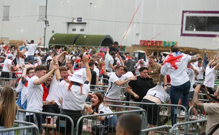 Stigli prvi kadrovi sa sjevera Engleske, ovako su navijači dočekali pogodak svog miljenika