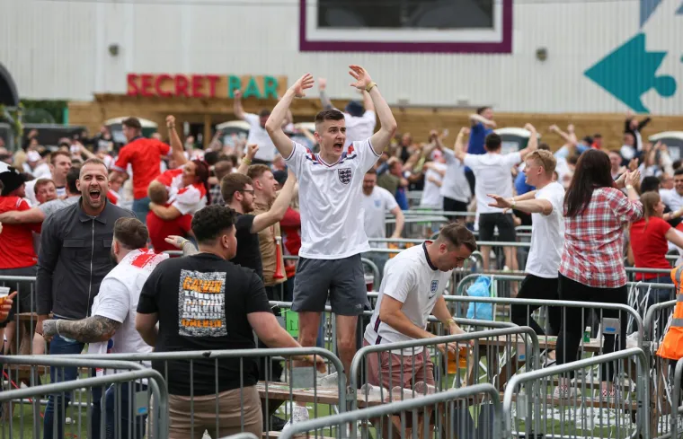 Stigli prvi kadrovi sa sjevera Engleske, ovako su navijači dočekali pogodak svog miljenika