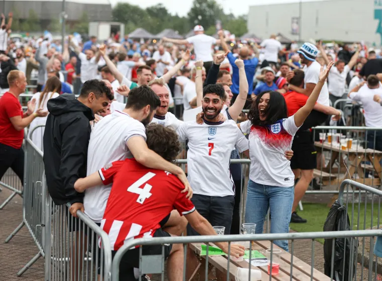 Stigli prvi kadrovi sa sjevera Engleske, ovako su navijači dočekali pogodak svog miljenika