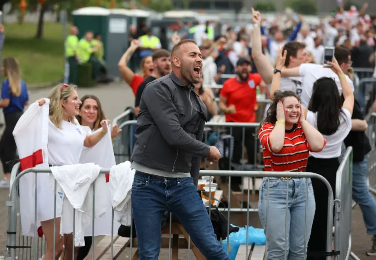 Stigli prvi kadrovi sa sjevera Engleske, ovako su navijači dočekali pogodak svog miljenika