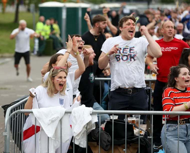 Stigli prvi kadrovi sa sjevera Engleske, ovako su navijači dočekali pogodak svog miljenika