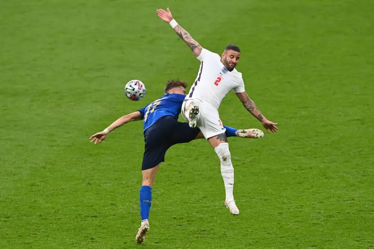 Finale se igra na  kultom stadionu Wembley u Londonu, a na tribinama se nalazi preko 60 tisuća engleskih navijača. Procjenjuje se da talijanskih navijača ima oko 10 tisuća.