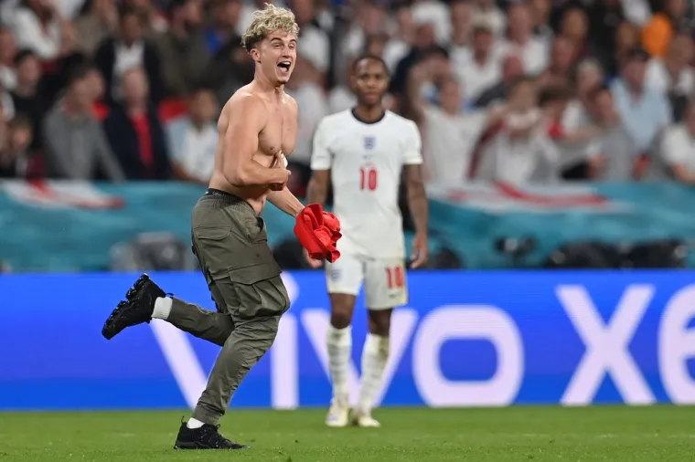 Na finalnoj utakmici Engleske i Italije na teren je upao navijač koji je htio vidjeti kakav je to osjećaj biti na terenu. Redari su ga lovili i trčali za njime te su ga nakon nekoliko minuta uspjeli maknuti s terena.