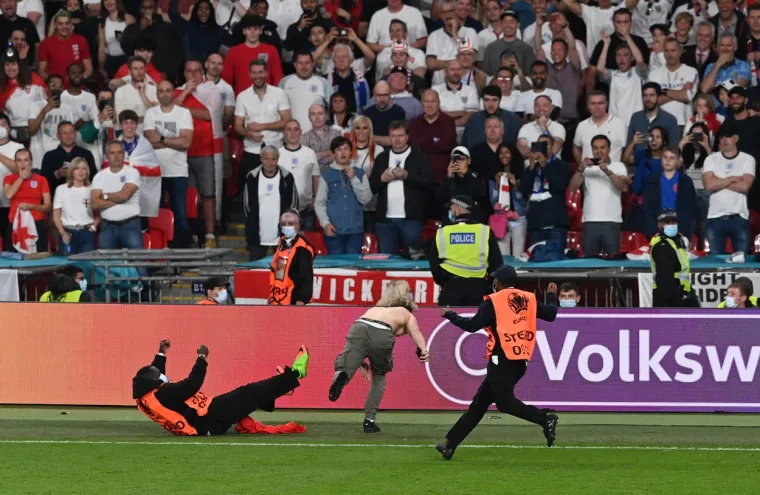 Na finalnoj utakmici Engleske i Italije na teren je upao navijač koji je htio vidjeti kakav je to osjećaj biti na terenu. Redari su ga lovili i trčali za njime te su ga nakon nekoliko minuta uspjeli maknuti s terena.