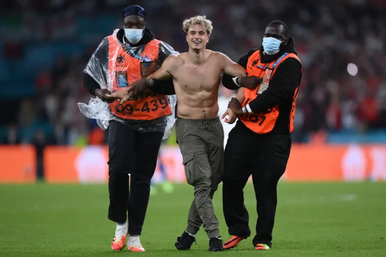 Na finalnoj utakmici Engleske i Italije na teren je upao navijač koji je htio vidjeti kakav je to osjećaj biti na terenu. Redari su ga lovili i trčali za njime te su ga nakon nekoliko minuta uspjeli maknuti s terena.