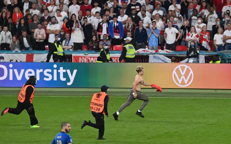 Na finalnoj utakmici Engleske i Italije na teren je upao navijač koji je htio vidjeti kakav je to osjećaj biti na terenu. Redari su ga lovili i trčali za njime te su ga nakon nekoliko minuta uspjeli maknuti s terena.