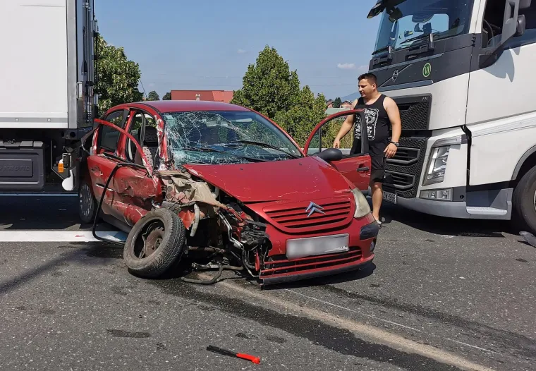 Stravična nesreća na autocesti: Osobni automobil smrskan između dva kamiona