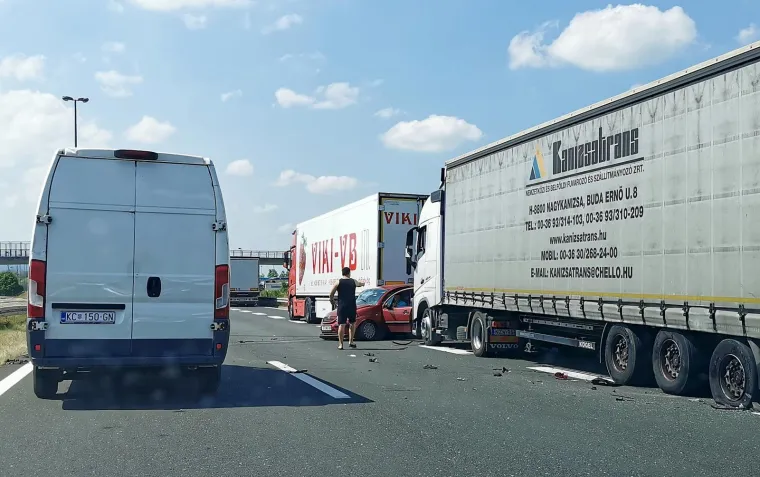 Stravična nesreća na autocesti: Osobni automobil smrskan između dva kamiona