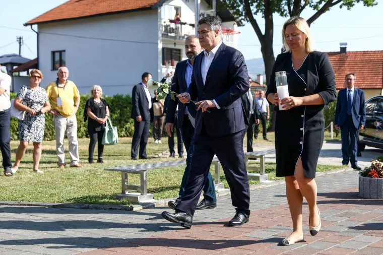 Milanović u Vitezu položio cvijeće na spomeniku 'Osmica' u spomen na osmero poginule djece