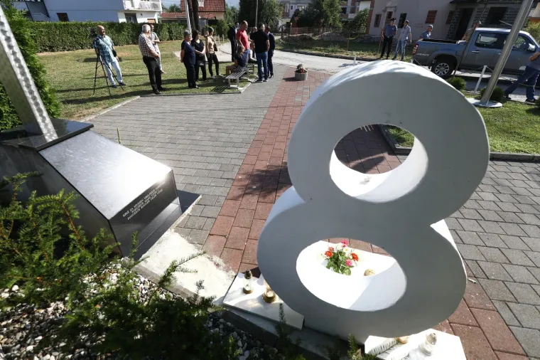 Milanović u Vitezu položio cvijeće na spomeniku 'Osmica' u spomen na osmero poginule djece