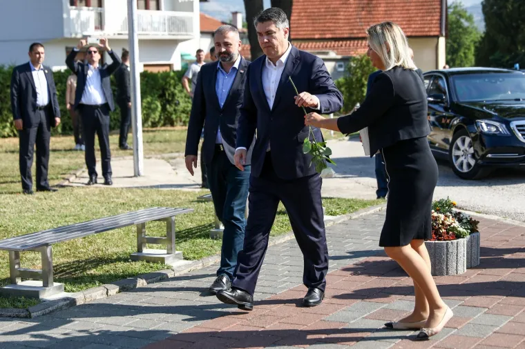 Milanović u Vitezu položio cvijeće na spomeniku 'Osmica' u spomen na osmero poginule djece