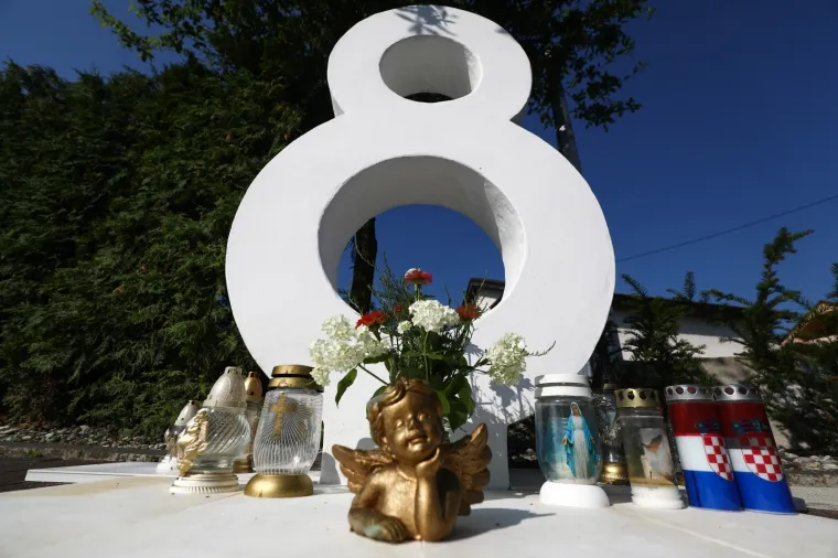 Milanović u Vitezu položio cvijeće na spomeniku 'Osmica' u spomen na osmero poginule djece