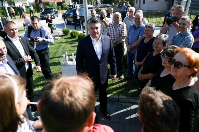 Milanović u Vitezu položio cvijeće na spomeniku 'Osmica' u spomen na osmero poginule djece