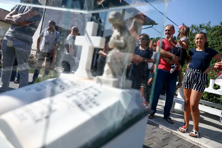 Milanović u Vitezu položio cvijeće na spomeniku 'Osmica' u spomen na osmero poginule djece