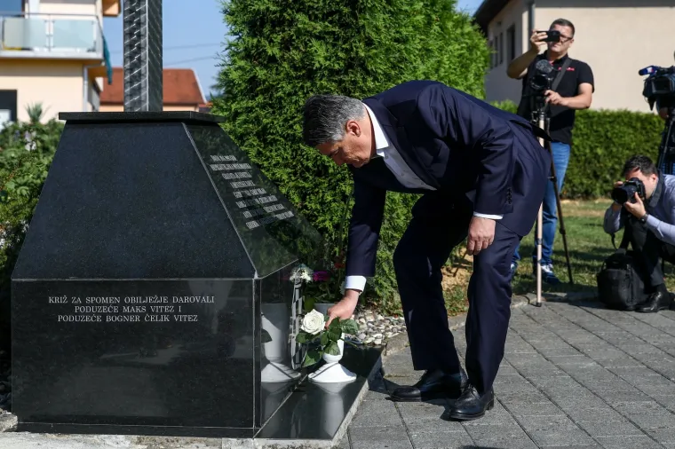 Milanović u Vitezu položio cvijeće na spomeniku 'Osmica' u spomen na osmero poginule djece