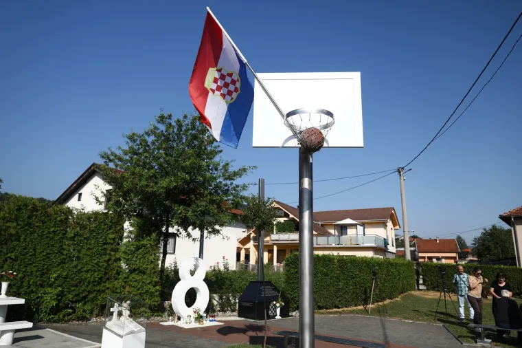 Milanović u Vitezu položio cvijeće na spomeniku 'Osmica' u spomen na osmero poginule djece