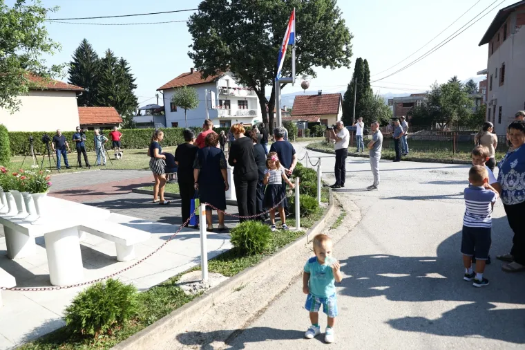Milanović u Vitezu položio cvijeće na spomeniku 'Osmica' u spomen na osmero poginule djece