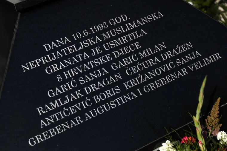 Milanović u Vitezu položio cvijeće na spomeniku 'Osmica' u spomen na osmero poginule djece